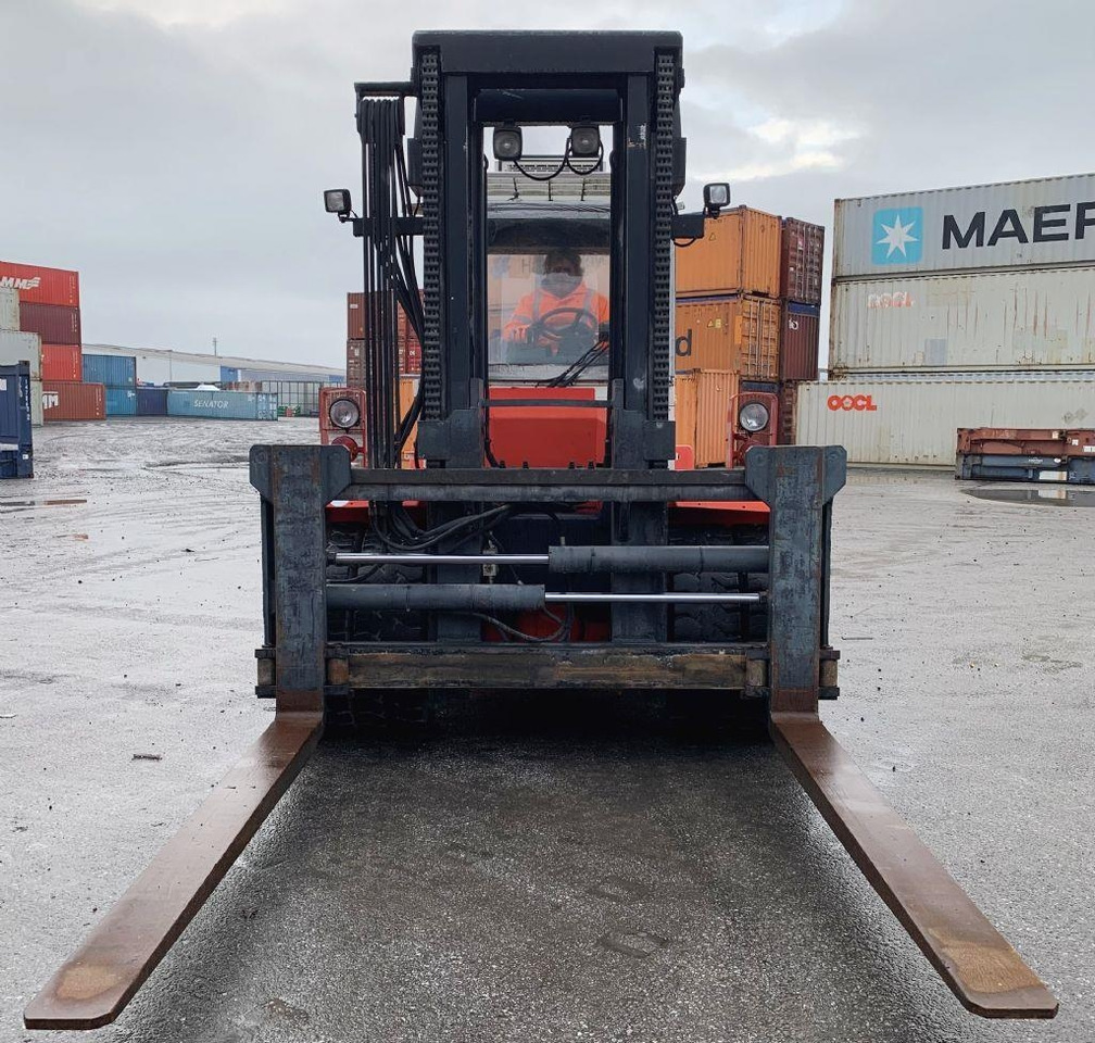 Svetruck 13,6-120-32 - Chariot élévateur diesel: photos 3 Svetruck 13,6-120-32 - Chariot élévateur diesel: photos 3