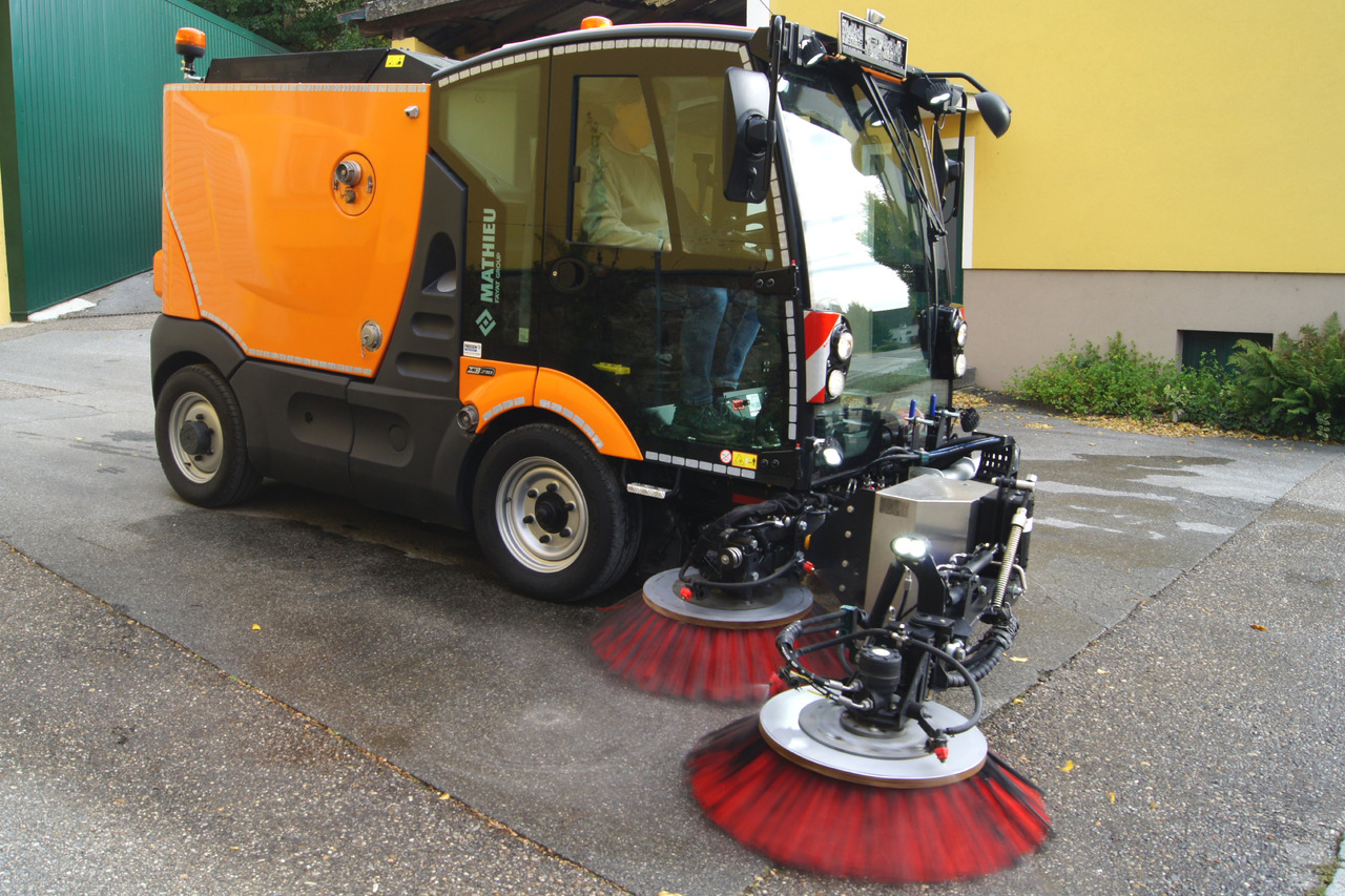 MATHIEU Azura Flex MC210 3-rd brush / EURO 6 / TÜV - Balayeuse de voirie: photos 2 MATHIEU Azura Flex MC210 3-rd brush / EURO 6 / TÜV - Balayeuse de voirie: photos 2