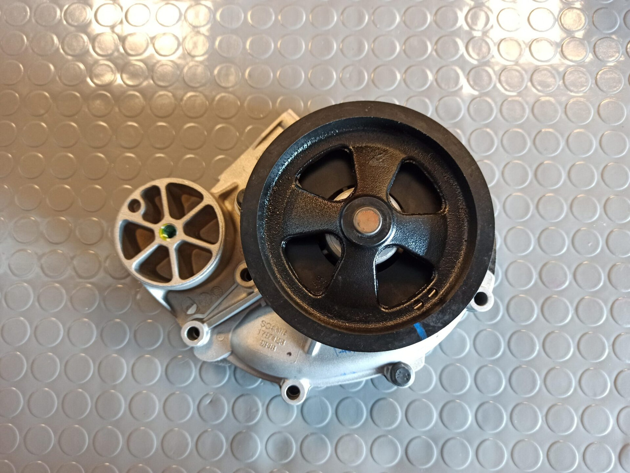 SCANIA COOLANT PUMP - 1787120 - Pompe à liquide de refroidissement pour Camion: photos 1 SCANIA COOLANT PUMP - 1787120 - Pompe à liquide de refroidissement pour Camion: photos 1