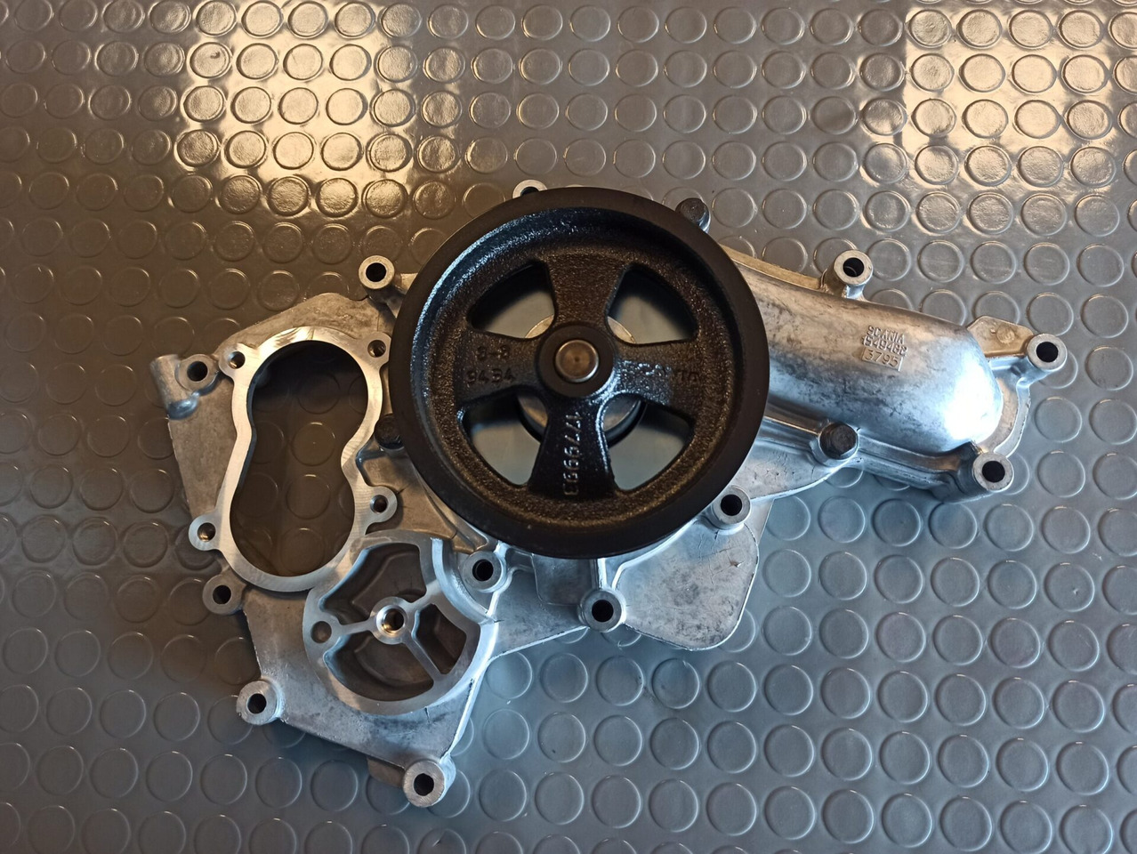 SCANIA COOLANT PUMP - 570881 - Pompe à liquide de refroidissement pour Camion: photos 1 SCANIA COOLANT PUMP - 570881 - Pompe à liquide de refroidissement pour Camion: photos 1