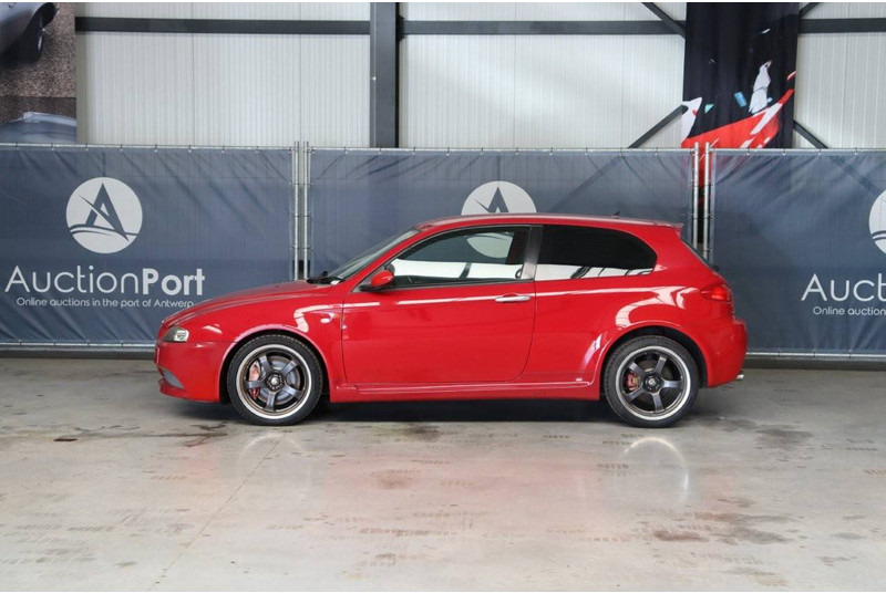 Alfa Romeo 147 3.2i V6 24v GTA - Berline: photos 2 Alfa Romeo 147 3.2i V6 24v GTA - Berline: photos 2