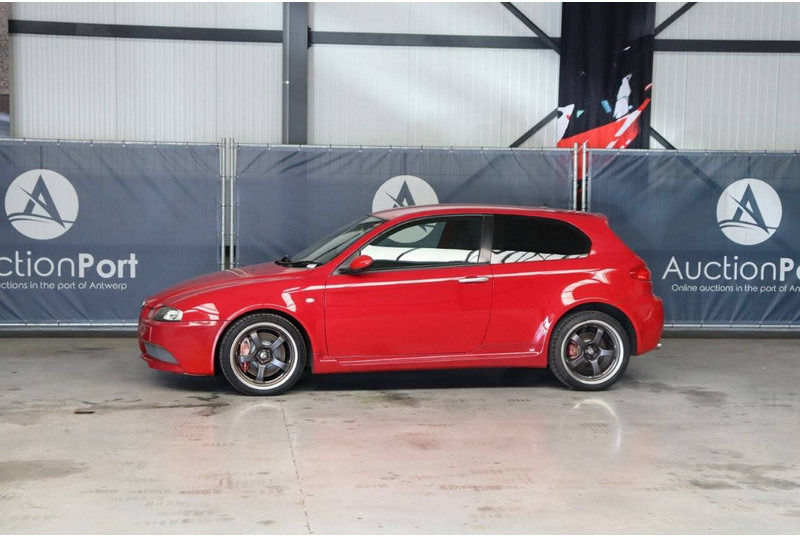Alfa Romeo 147 3.2i V6 24v GTA - Berline: photos 1 Alfa Romeo 147 3.2i V6 24v GTA - Berline: photos 1