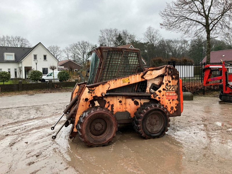 Bobcat S220 - Chargeuse sur pneus: photos 1 Bobcat S220 - Chargeuse sur pneus: photos 1