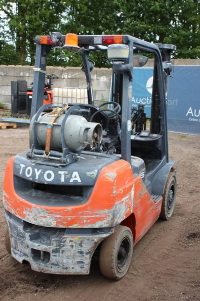 Toyota 02-8FGF25 - Chariot élévateur à gaz: photos 5 Toyota 02-8FGF25 - Chariot élévateur à gaz: photos 5