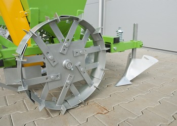 Bomet Sadzarka jednorzędowa / Einreihige Pflanzmaschine / Single row planter / Однорядная сеялка - Planteuse de pommes de terre: photos 3 Bomet Sadzarka jednorzędowa / Einreihige Pflanzmaschine / Single row planter / Однорядная сеялка - Planteuse de pommes de terre: photos 3