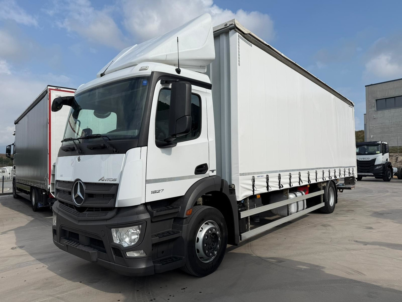 MERCEDES BENZ 18.27 Antos E6 (Tauliner) - Camion à rideaux coulissants: photos 1 MERCEDES BENZ 18.27 Antos E6 (Tauliner) - Camion à rideaux coulissants: photos 1