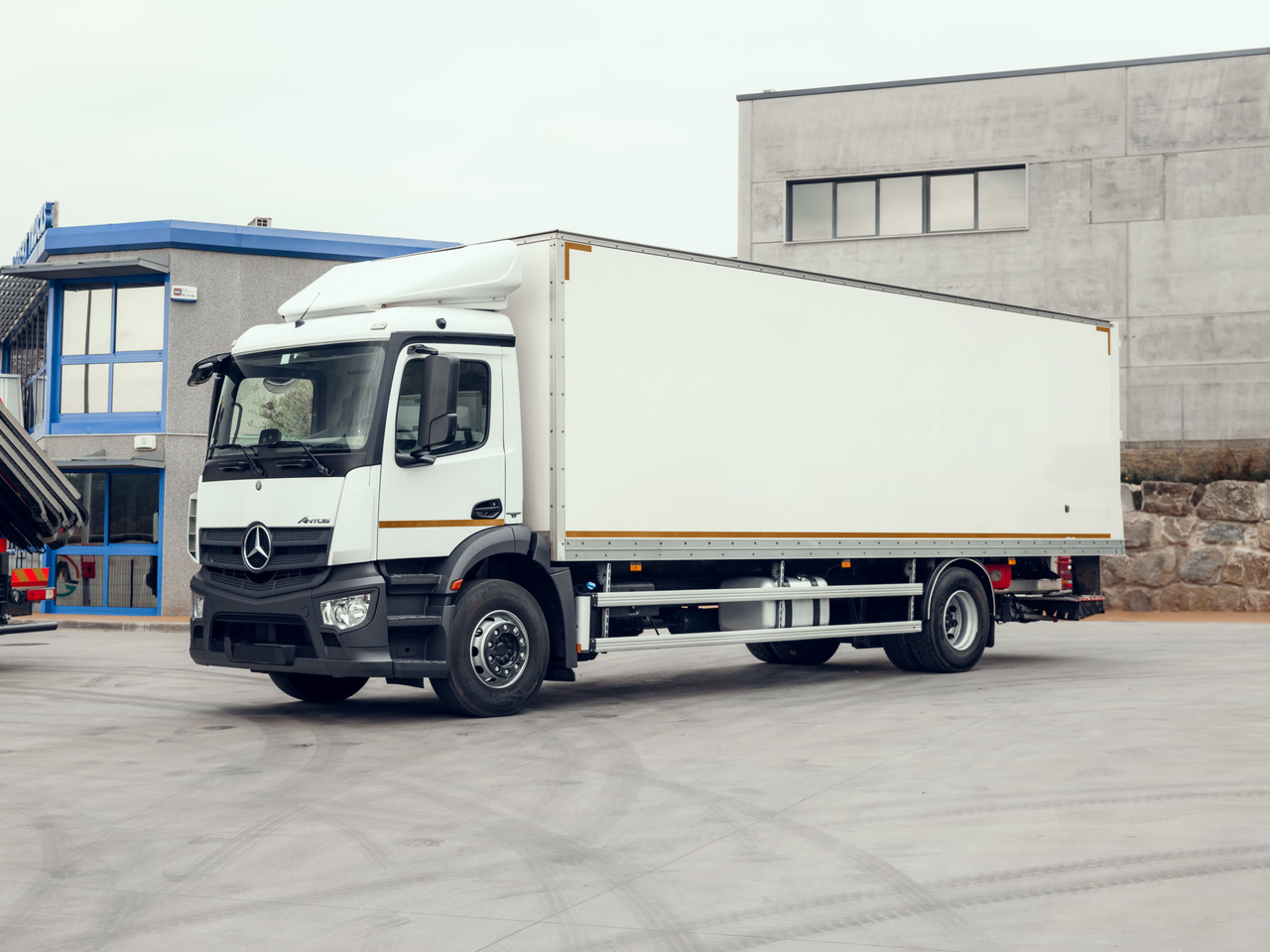 MERCEDES BENZ 18.30L Antos E6 (VAN) - Camion fourgon: photos 1 MERCEDES BENZ 18.30L Antos E6 (VAN) - Camion fourgon: photos 1