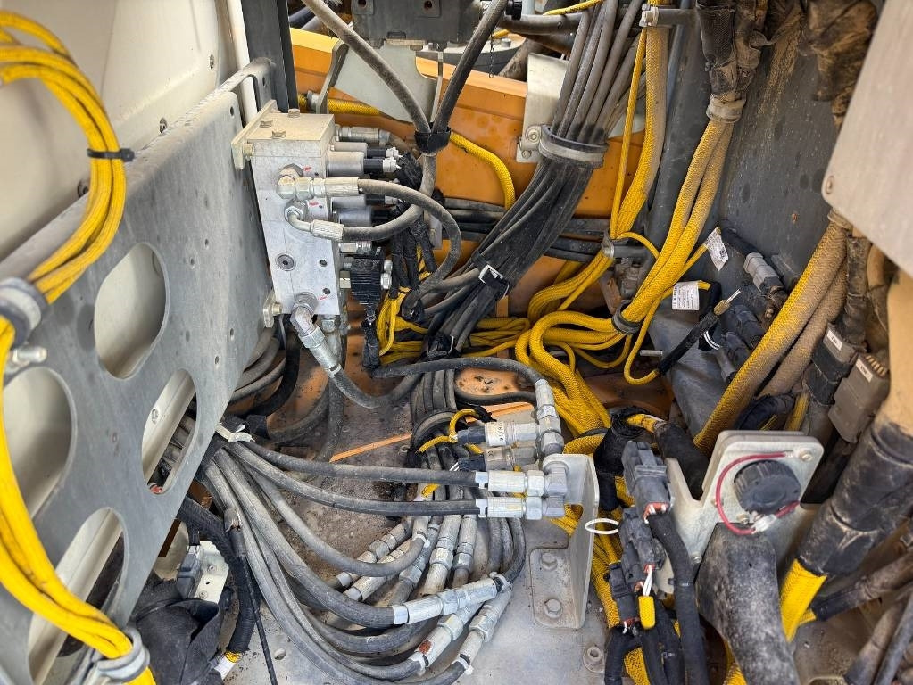 Pelle de démolition Liebherr R922 LC car dismantler: photos 30 Pelle de démolition Liebherr R922 LC car dismantler: photos 30