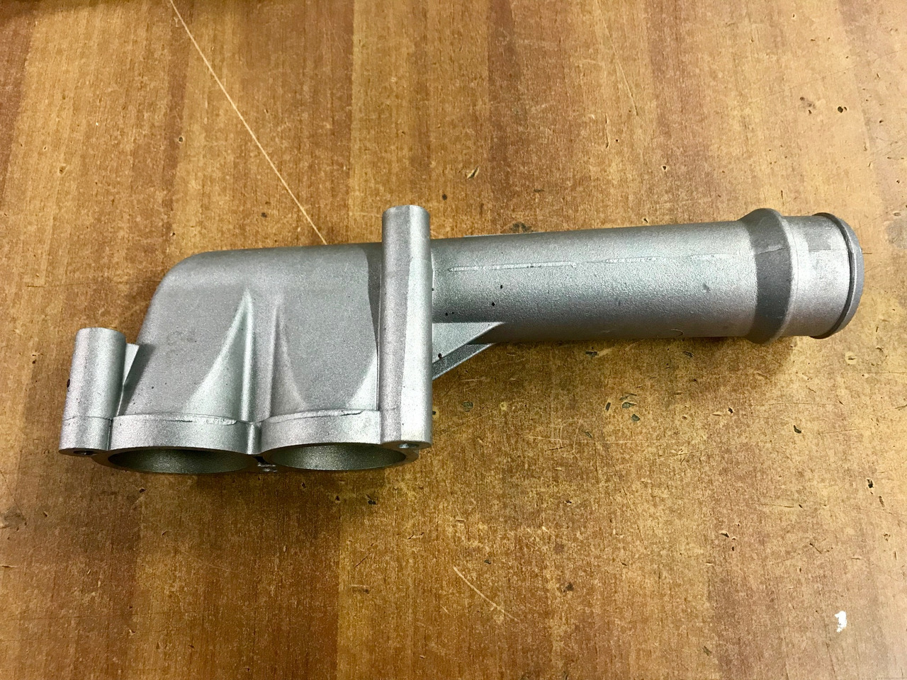 GOMITO LIQUIDO RAFFREDDAMENTO SU SCATOLA TERMOSTATO PER MOTORI MAN D2066 - D2676 - Système de refroidissement pour Camion: photos 3 GOMITO LIQUIDO RAFFREDDAMENTO SU SCATOLA TERMOSTATO PER MOTORI MAN D2066 - D2676 - Système de refroidissement pour Camion: photos 3