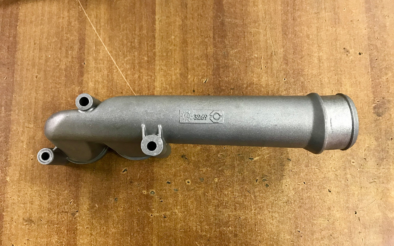 GOMITO LIQUIDO RAFFREDDAMENTO SU SCATOLA TERMOSTATO PER MOTORI MAN D2066 - D2676 - Système de refroidissement pour Camion: photos 2 GOMITO LIQUIDO RAFFREDDAMENTO SU SCATOLA TERMOSTATO PER MOTORI MAN D2066 - D2676 - Système de refroidissement pour Camion: photos 2