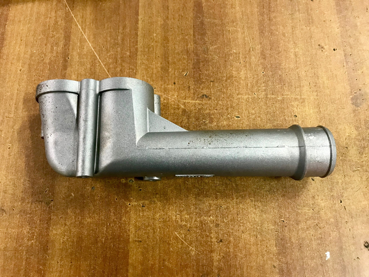 GOMITO LIQUIDO RAFFREDDAMENTO SU SCATOLA TERMOSTATO PER MOTORI MAN D2066 - D2676 - Système de refroidissement pour Camion: photos 1 GOMITO LIQUIDO RAFFREDDAMENTO SU SCATOLA TERMOSTATO PER MOTORI MAN D2066 - D2676 - Système de refroidissement pour Camion: photos 1