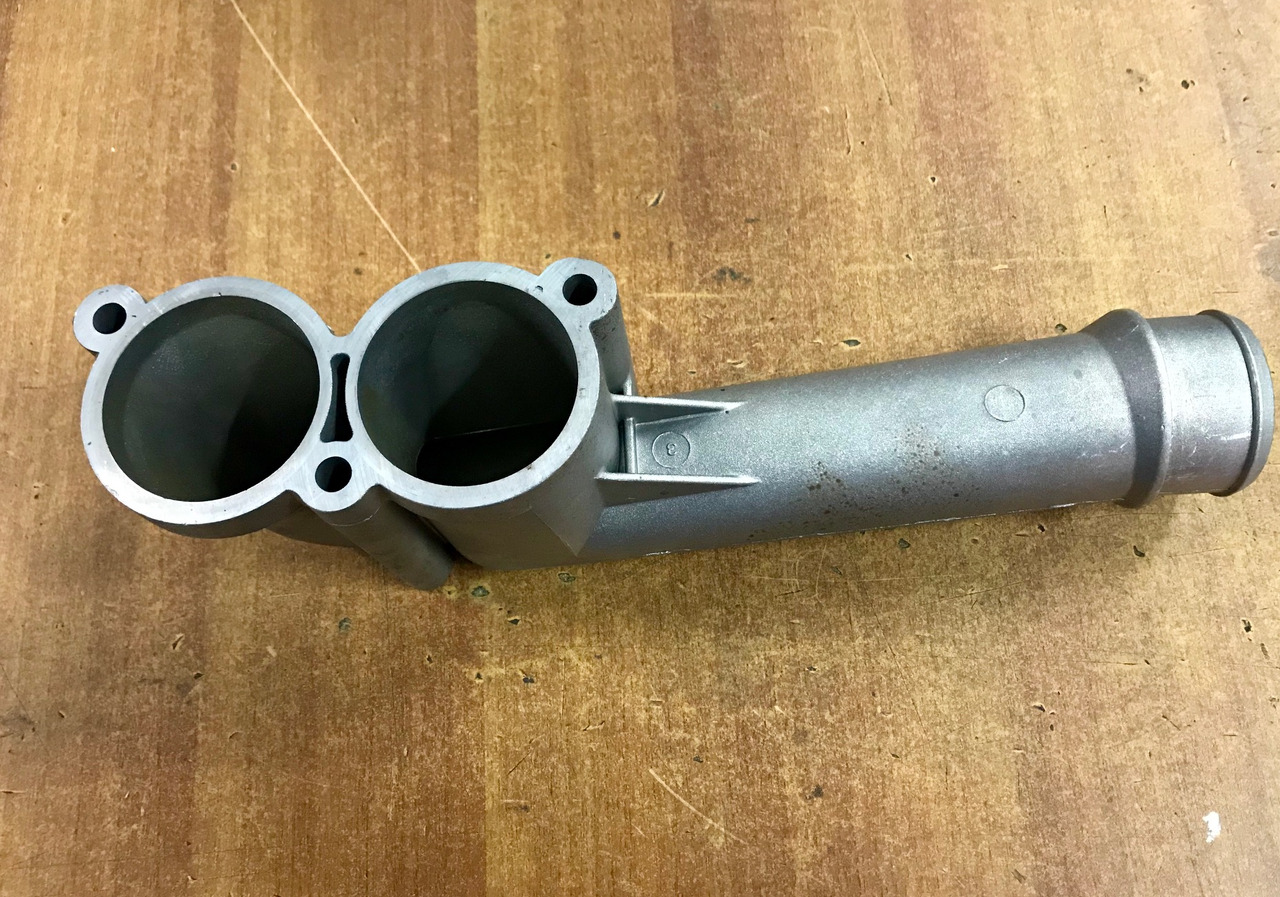 GOMITO LIQUIDO RAFFREDDAMENTO SU SCATOLA TERMOSTATO PER MOTORI MAN D2066 - D2676 - Système de refroidissement pour Camion: photos 4 GOMITO LIQUIDO RAFFREDDAMENTO SU SCATOLA TERMOSTATO PER MOTORI MAN D2066 - D2676 - Système de refroidissement pour Camion: photos 4