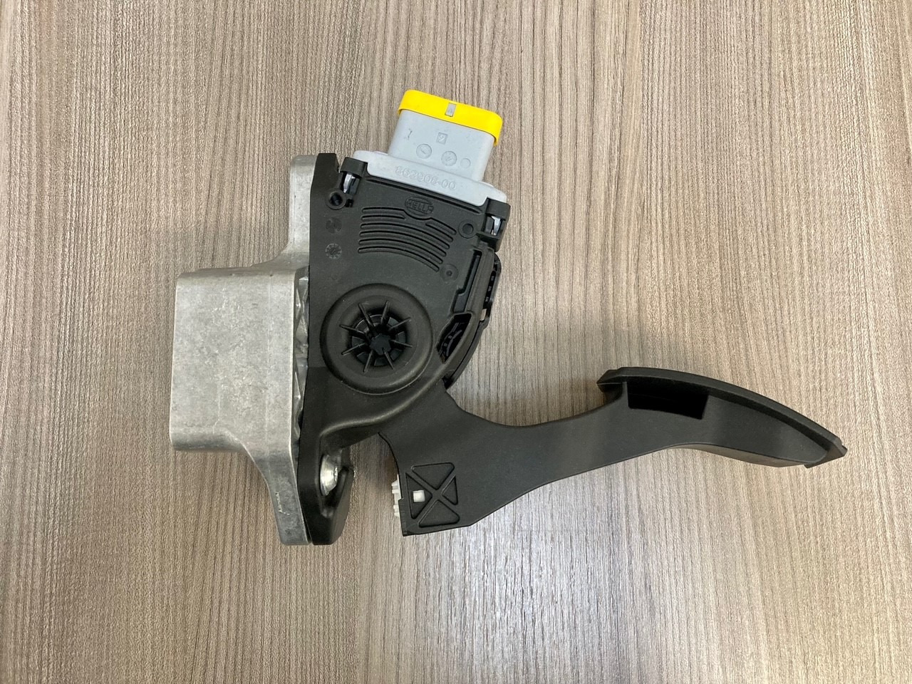 SENSORE POSIZIONE DEL PEDALE - MAN 81259706103 - HELLA 6PV 009 371-00 / 6PV 009 371-711 - Pédale pour Camion: photos 3 SENSORE POSIZIONE DEL PEDALE - MAN 81259706103 - HELLA 6PV 009 371-00 / 6PV 009 371-711 - Pédale pour Camion: photos 3