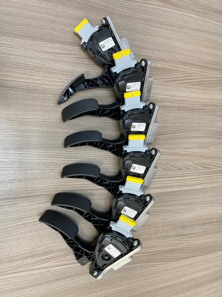 SENSORE POSIZIONE DEL PEDALE - MAN 81259706103 - HELLA 6PV 009 371-00 / 6PV 009 371-711 - Pédale pour Camion: photos 5 SENSORE POSIZIONE DEL PEDALE - MAN 81259706103 - HELLA 6PV 009 371-00 / 6PV 009 371-711 - Pédale pour Camion: photos 5