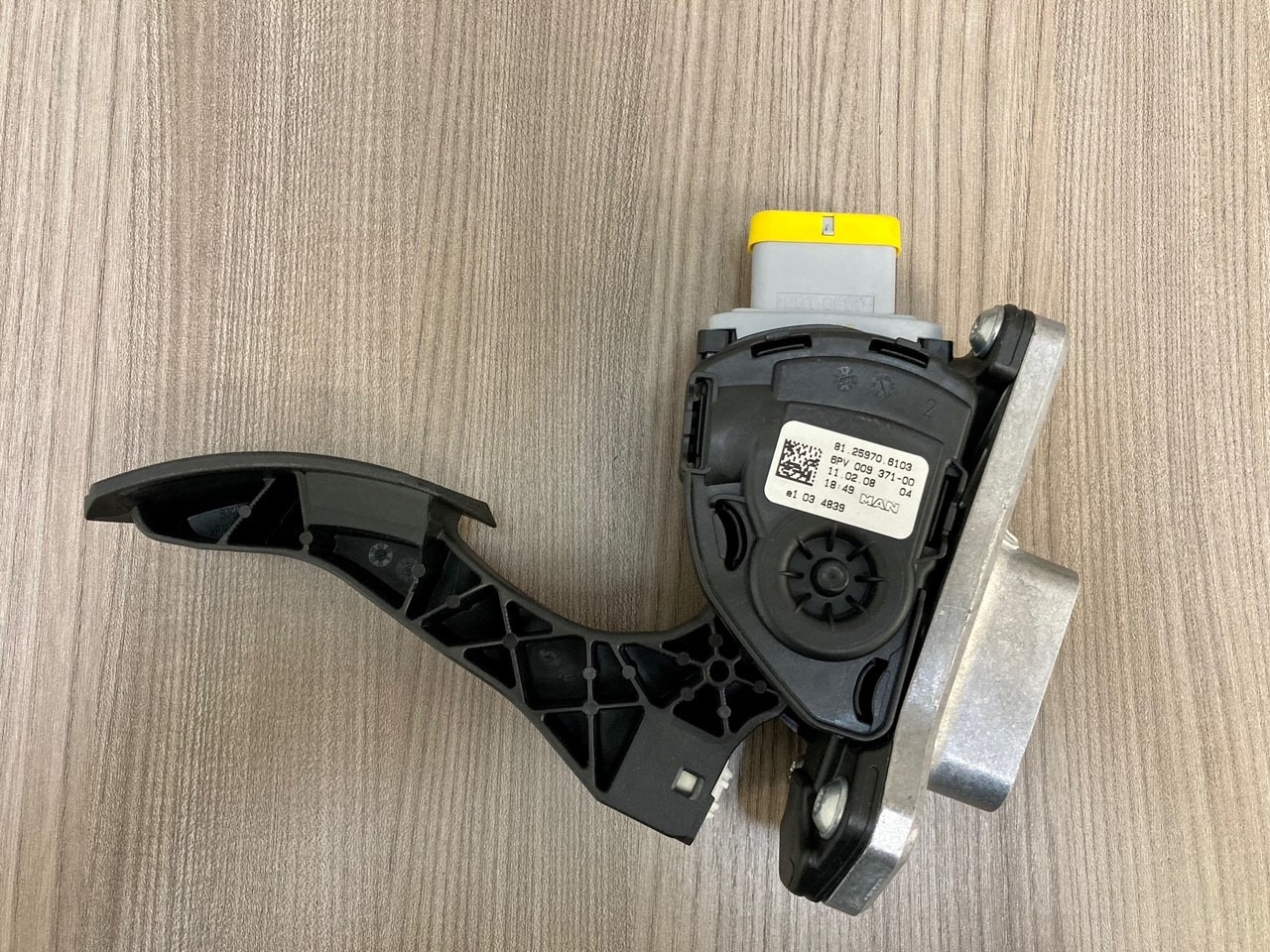 SENSORE POSIZIONE DEL PEDALE - MAN 81259706103 - HELLA 6PV 009 371-00 / 6PV 009 371-711 - Pédale pour Camion: photos 2 SENSORE POSIZIONE DEL PEDALE - MAN 81259706103 - HELLA 6PV 009 371-00 / 6PV 009 371-711 - Pédale pour Camion: photos 2