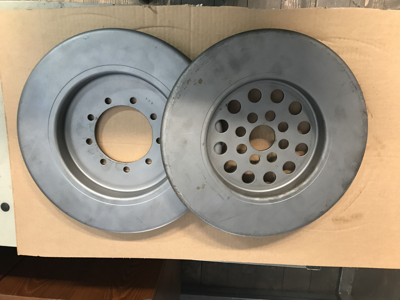 SMORZATORE VIBRAZIONI ALBERO A GOMITI MOTORE MAN D2066 / D2676 - Moteur et pièces pour Camion: photos 1 SMORZATORE VIBRAZIONI ALBERO A GOMITI MOTORE MAN D2066 / D2676 - Moteur et pièces pour Camion: photos 1