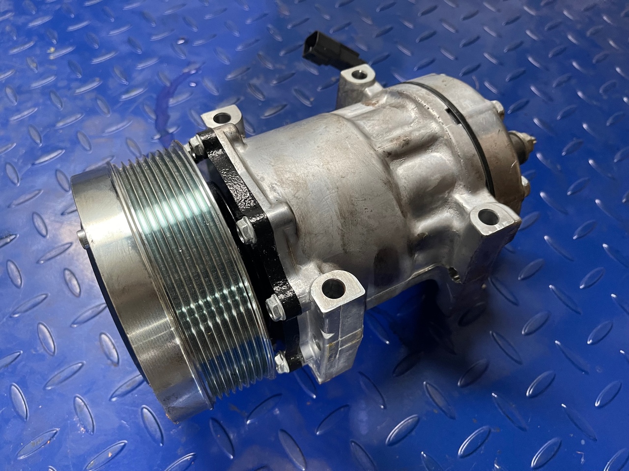 CATERPILLAR AC Clima compressor 320-1291 - Compresseur de climatisation pour Engins de chantier: photos 1 CATERPILLAR AC Clima compressor 320-1291 - Compresseur de climatisation pour Engins de chantier: photos 1