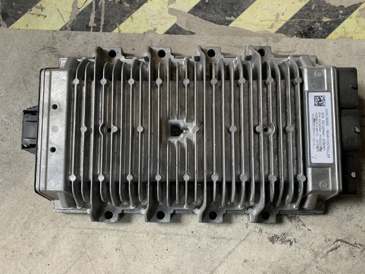 John Deere Rear Controller RE325441 - Pièces de rechange pour Camion: photos 1 John Deere Rear Controller RE325441 - Pièces de rechange pour Camion: photos 1