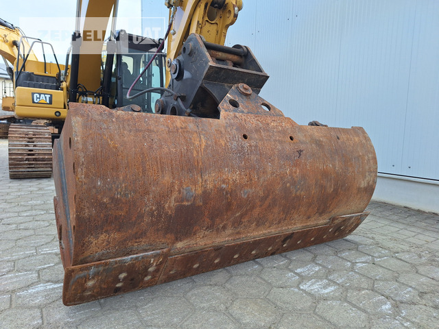 Pelle sur chenille Cat 320GC: photos 11