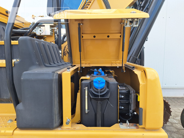 Pelle sur chenille Cat 320GC: photos 33