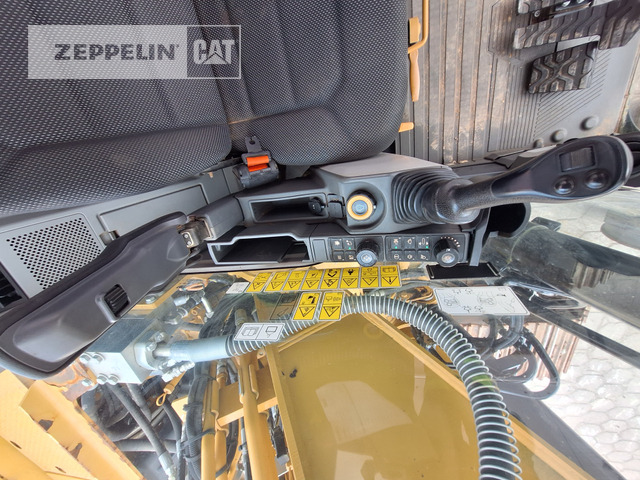 Pelle sur chenille Cat 320GC: photos 38