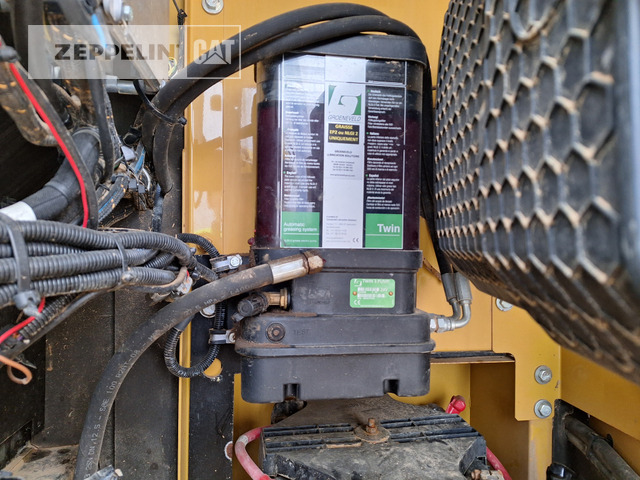 Pelle sur chenille Cat 320GC: photos 30