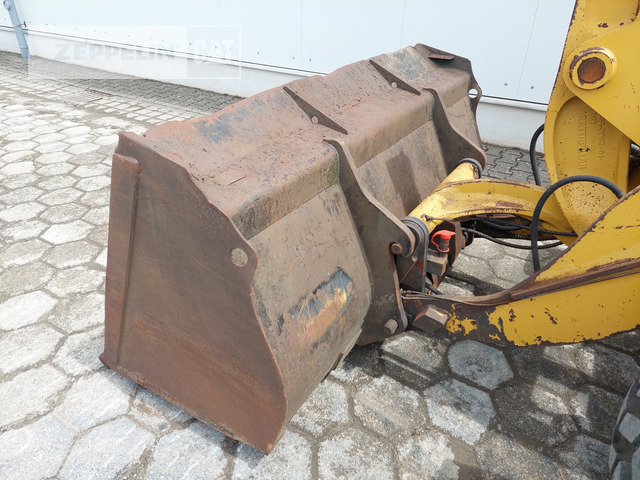 Chargeuse sur pneus Cat 908M: photos 10 Chargeuse sur pneus Cat 908M: photos 10