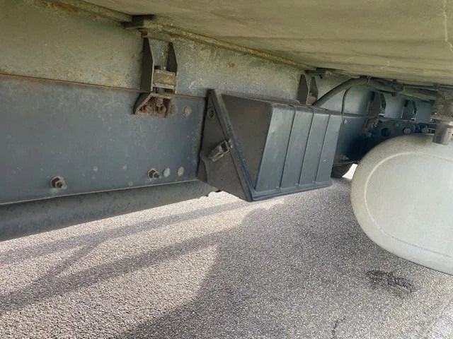 Volvo FM 330 koel vries 2 temperaturen ,CARRIER,met tussenwand, zijdeur en laadklep - Camion frigorifique: photos 5 Volvo FM 330 koel vries 2 temperaturen ,CARRIER,met tussenwand, zijdeur en laadklep - Camion frigorifique: photos 5