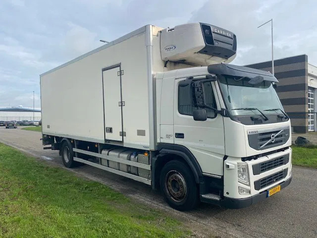 Volvo FM 330 koel vries 2 temperaturen ,CARRIER,met tussenwand, zijdeur en laadklep - Camion frigorifique: photos 2 Volvo FM 330 koel vries 2 temperaturen ,CARRIER,met tussenwand, zijdeur en laadklep - Camion frigorifique: photos 2